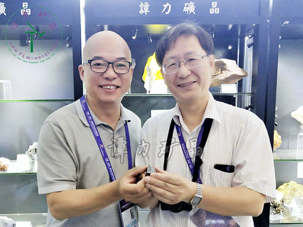 福州大學紫金礦業(yè)學院劉羽院長（右）接受譚力捐贈的礦物標本